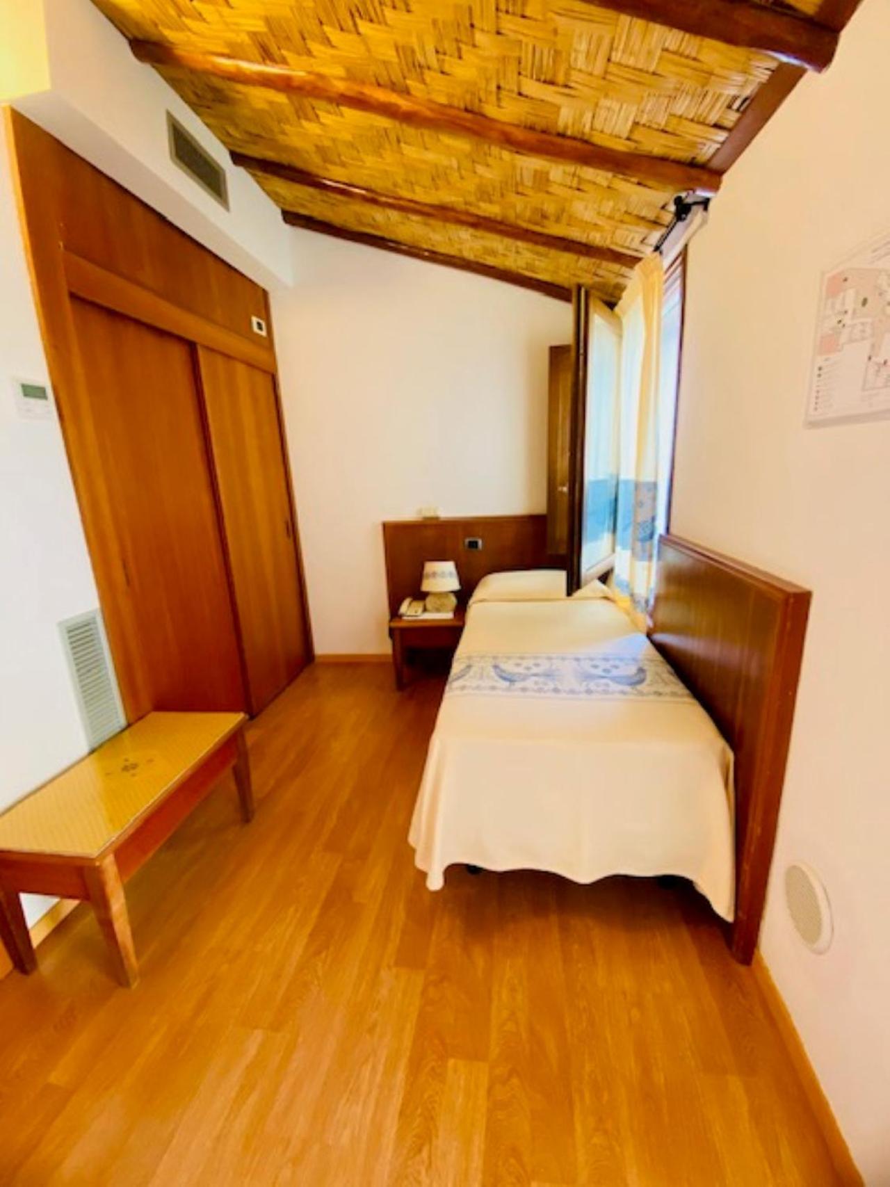 Hotel Villa Canu Cabras Bagian luar foto
